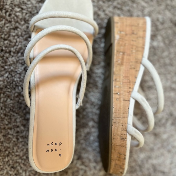 tan/ off white easy to walk in soooo classy - Picture 5 of 5